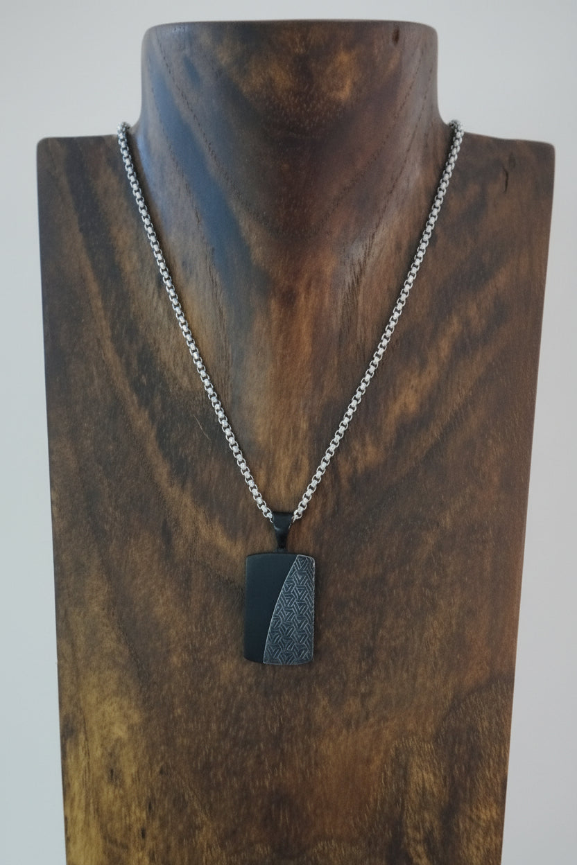 COLLAR CON CHAPA EN NEGRO Y PLATEADO
