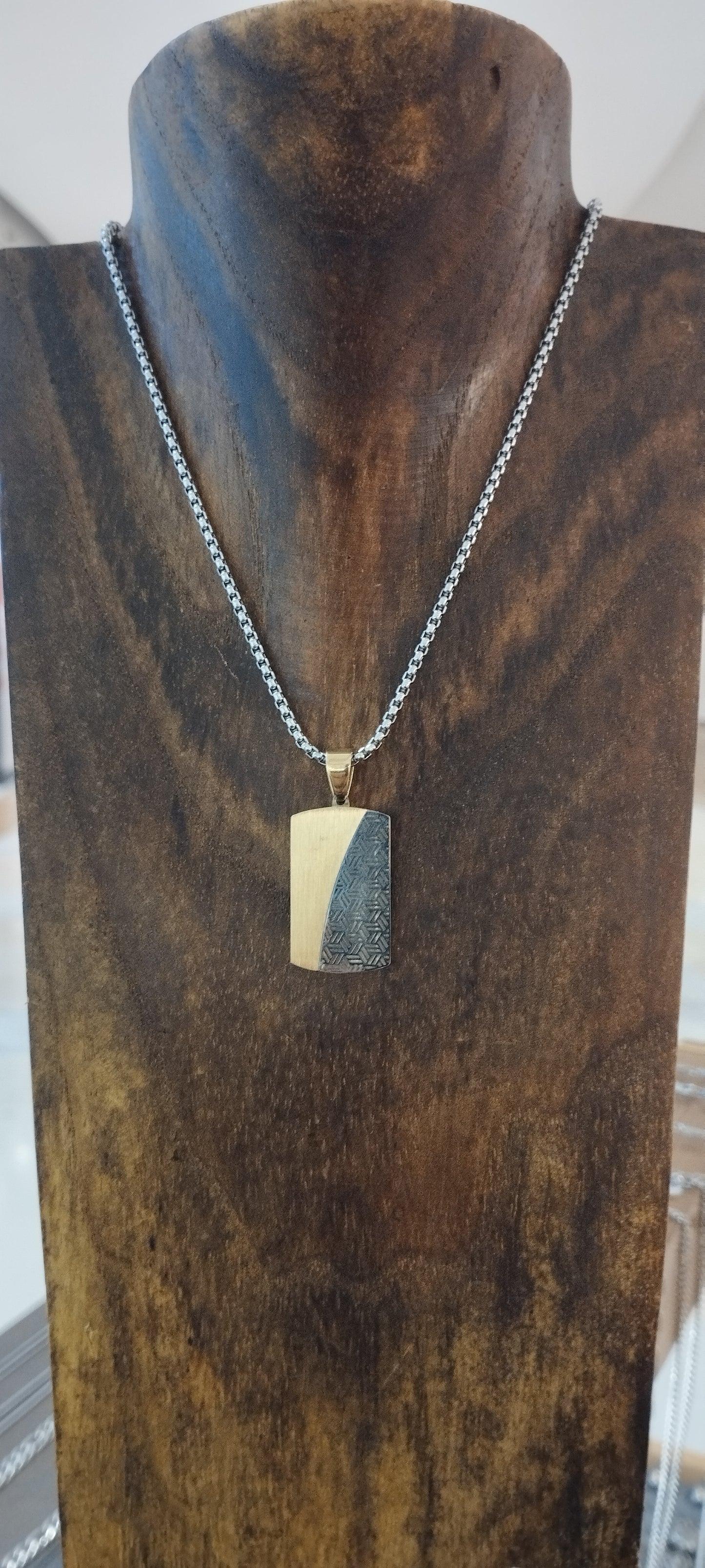 COLLAR CON CHAPA EN DORADO Y PLATEADO