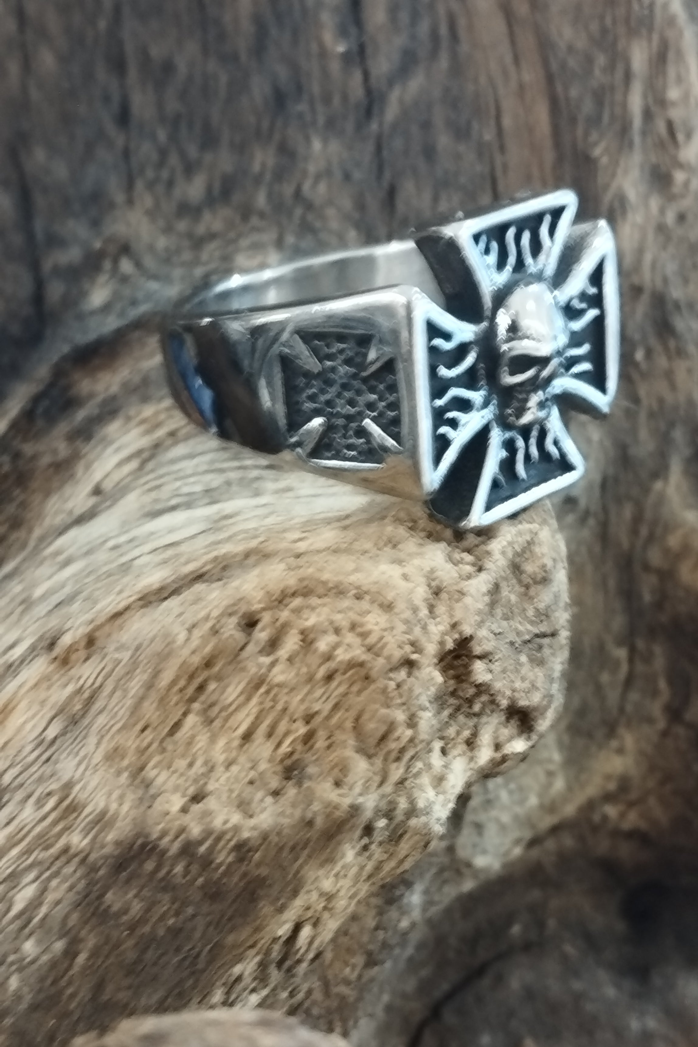 ANILLO DE CALAVERA CON CRUZ DE MALTA