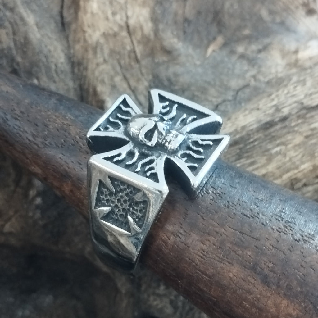 ANILLO DE CALAVERA CON CRUZ DE MALTA
