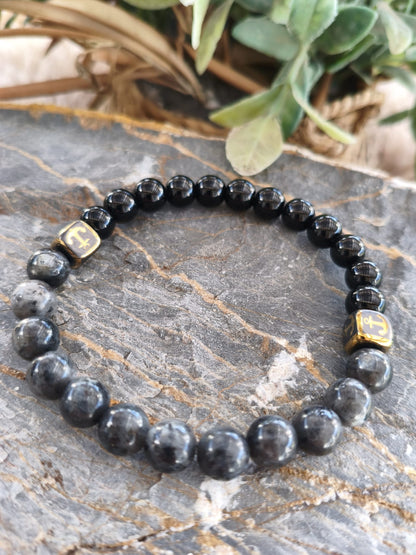 Pulsera "Lunar Anchor" – Labradorita, Ónix y Detalles en Oro Viejo