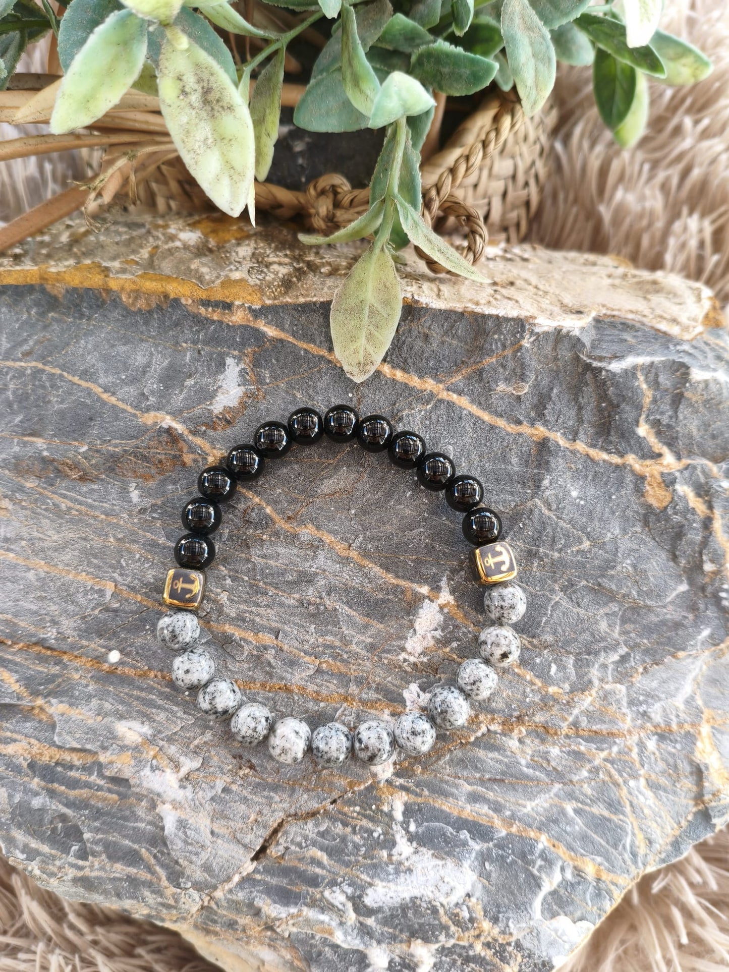 Pulsera "Anchor Grey" – Ónix y Jaspe Dálmata con entrepiezas Doradas