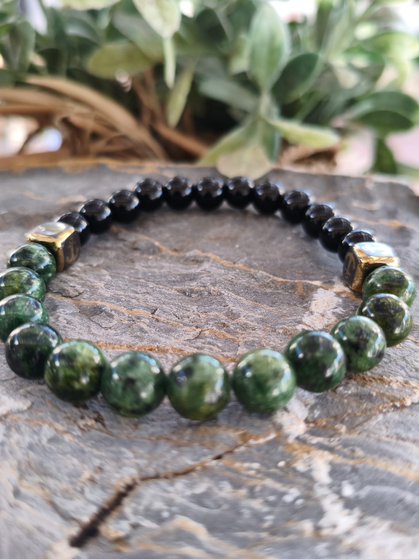Pulsera "Ocean Anchor" – Piedra Natural Verde y Acentos Dorados
