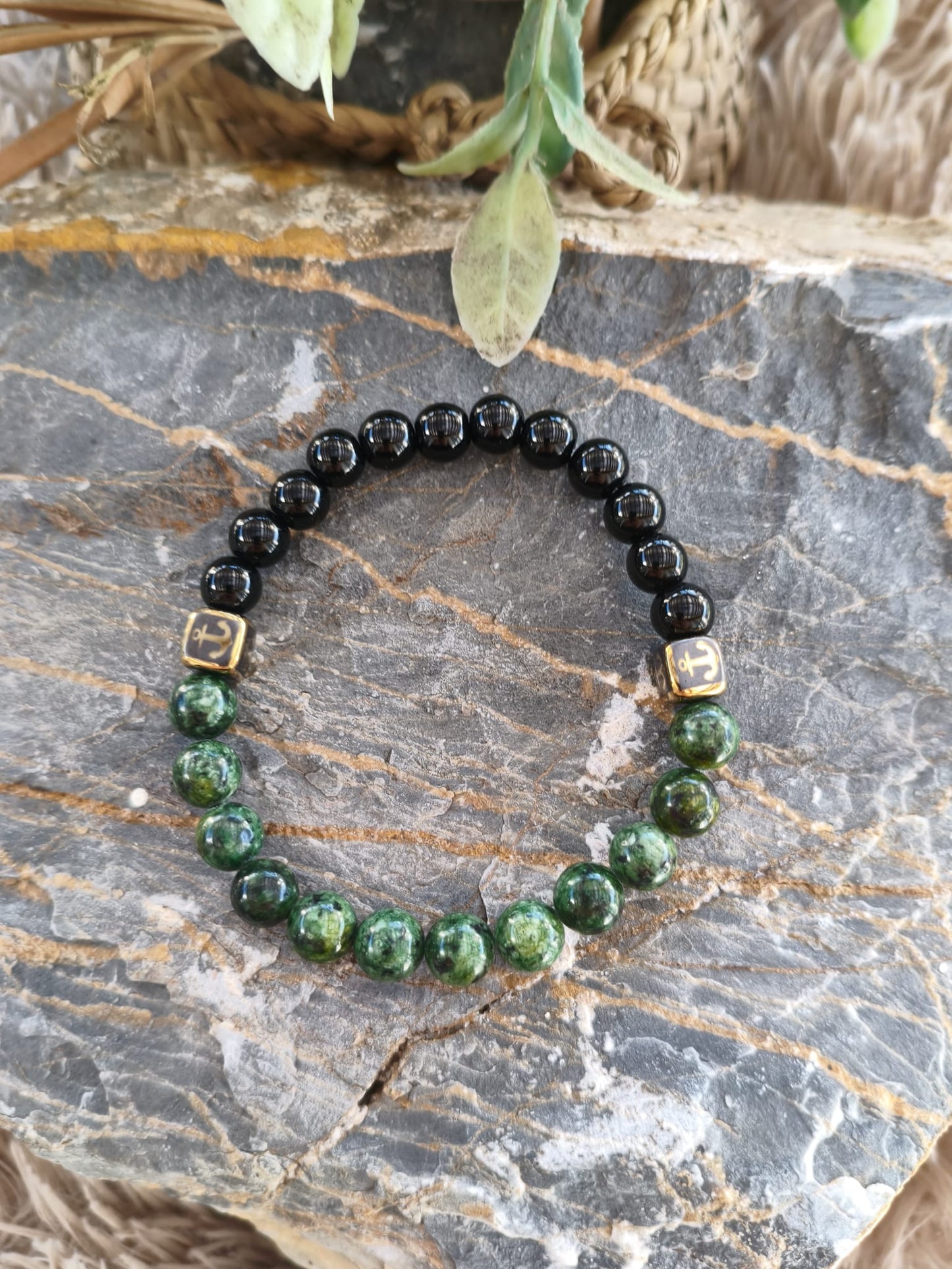 Pulsera "Ocean Anchor" – Piedra Natural Verde y Acentos Dorados