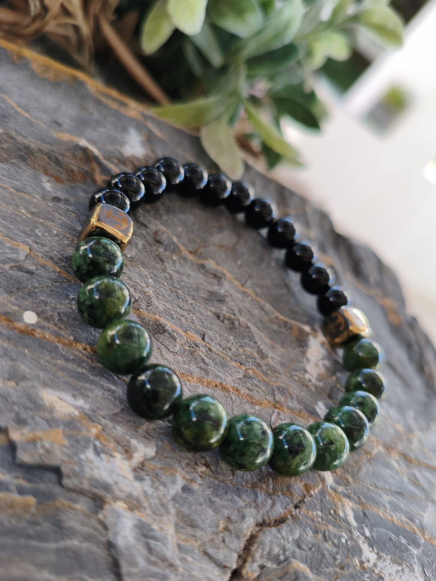 Pulsera "Ocean Anchor" – Piedra Natural Verde y Acentos Dorados
