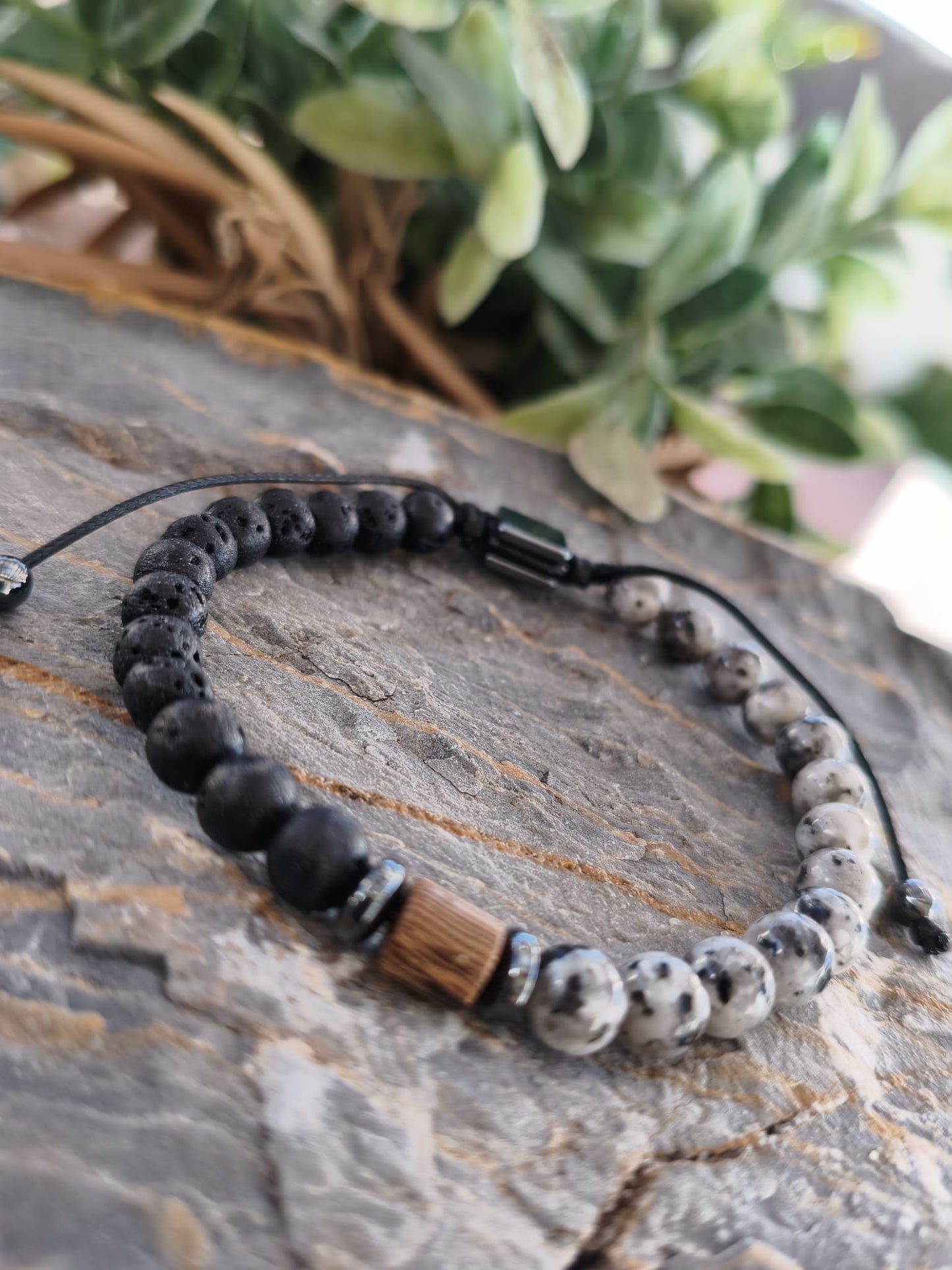 Pulsera "Equilibrium" – Piedra Volcánica, Jaspe Dálmata y Madera