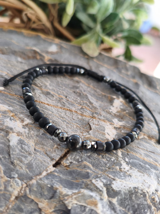 Pulsera "Zen" – Onix Mate y Hematita con Ajuste Macramé