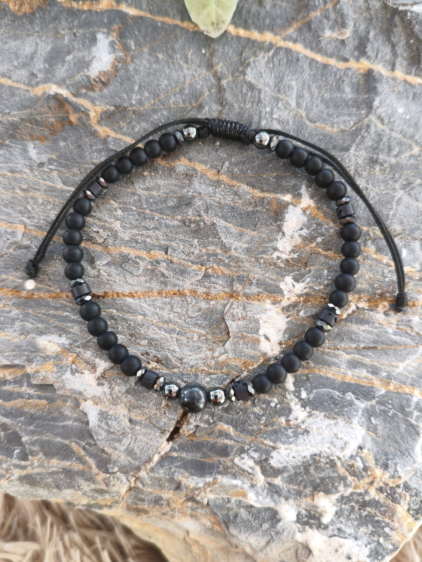Pulsera "Zen" – Onix Mate y Hematita con Ajuste Macramé