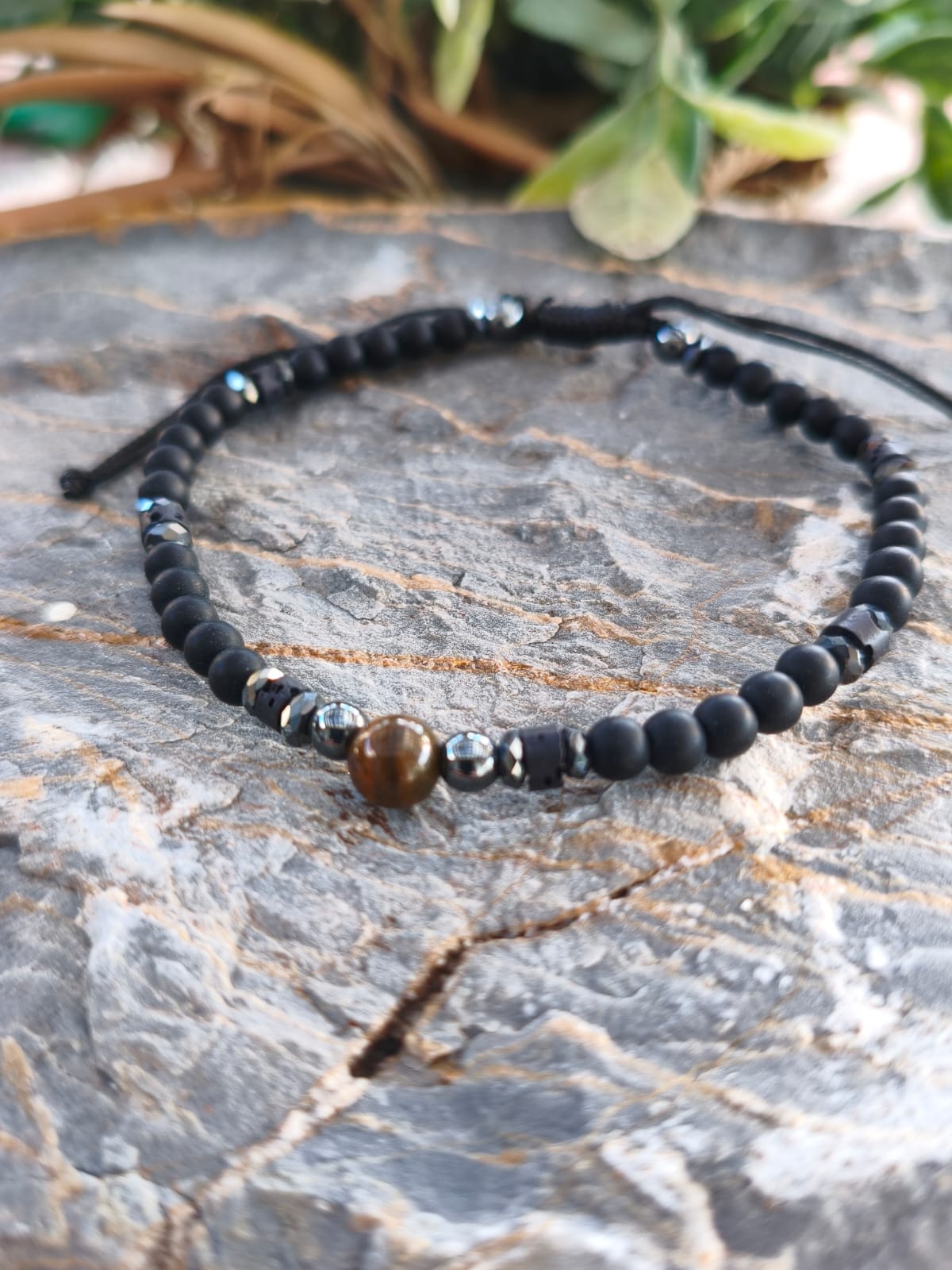 Pulsera "Essenze" – Ónix Mate y Centro de Jaspe rojo