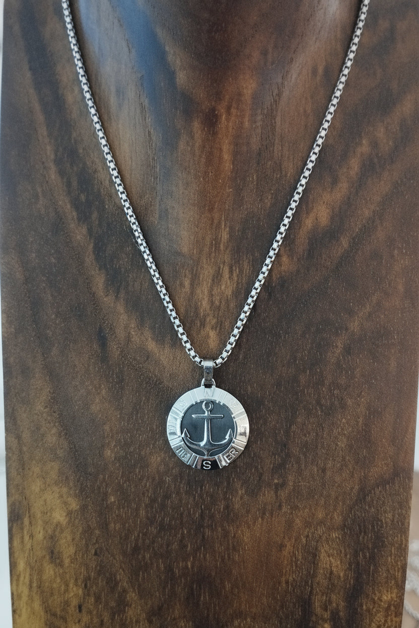 COLLAR CON DIJE DE ANCLA DE BARCO Y PUNTOS CARDINALES